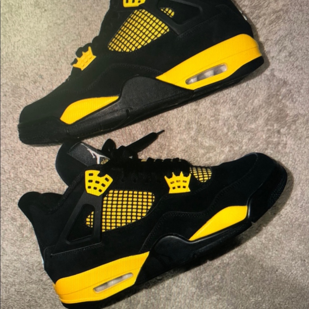 Air Jordan 4 Retro Thunder 2023